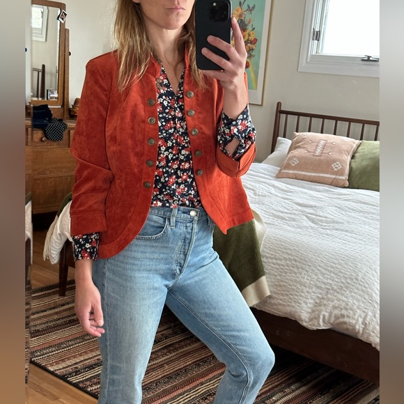 Floral printed button up top. - Picture 4 of 8